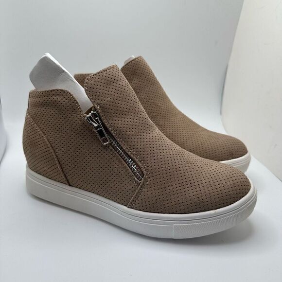 CUSHIONAIRE Women's Hart Hidden Wedge Sneaker 6 TAN - Picture 1 of 7
